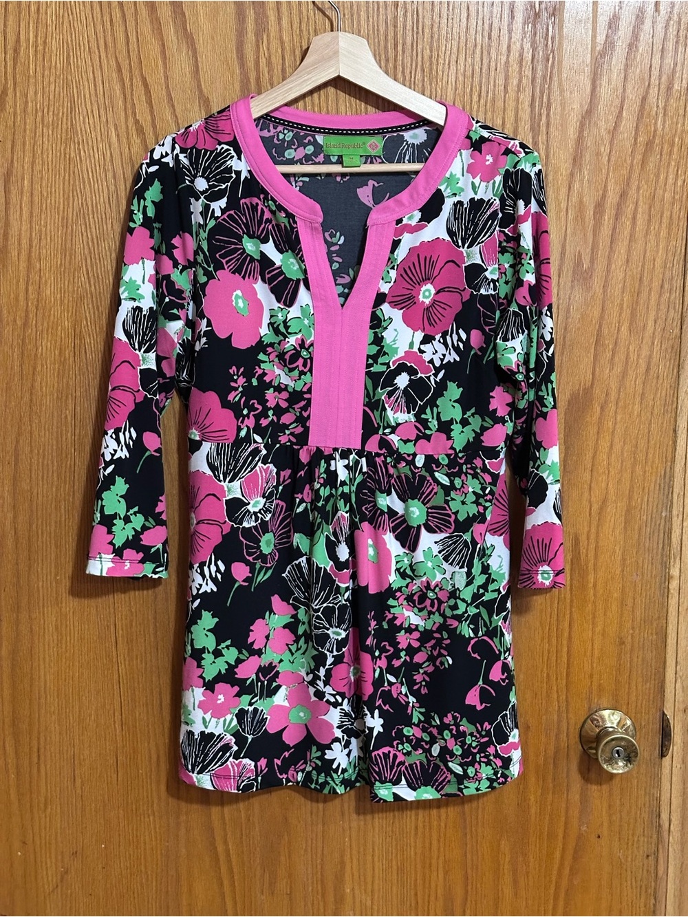 Island Republic Pink and Green Labeled‎ Floral Top sz medium